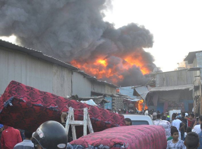 حريق في 30 محلاً بسوق شعبي غربي بغداد 