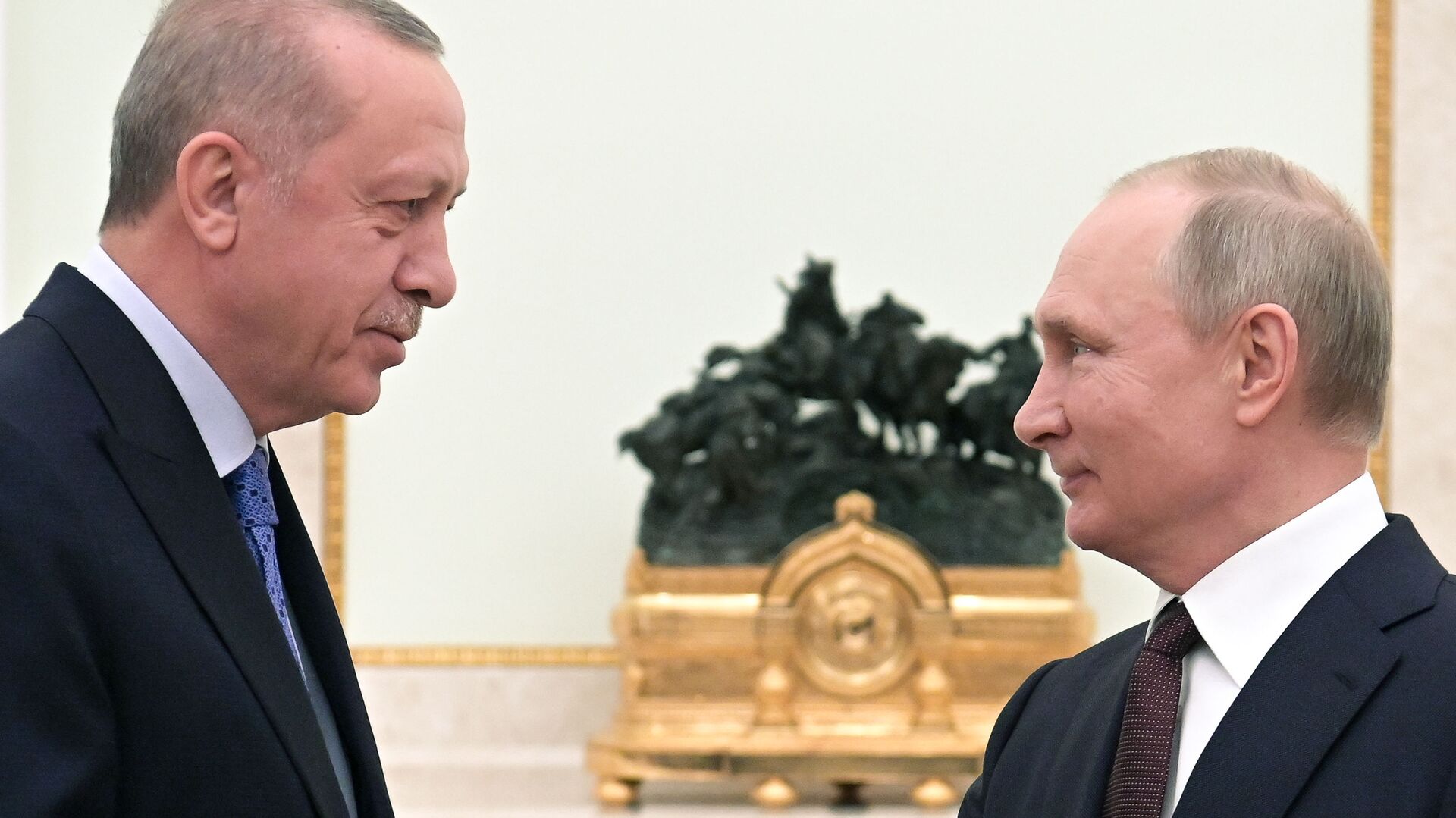 بوتين يؤكد لأردوغان استعداده لإعادة صفقة الحبوب بعد إيفاء الغرب بالتزاماته تجاه روسيا 