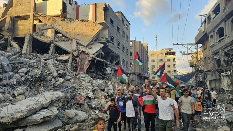 مقاتلون من حماس يباغتون القوات الإسرائيلية بخروجهم خلفهم من الأنفاق 