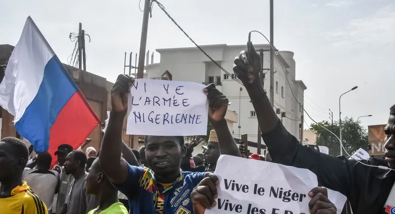 متظاهرون يرفعون علم روسيا على سفارة فرنسا في النيجر 