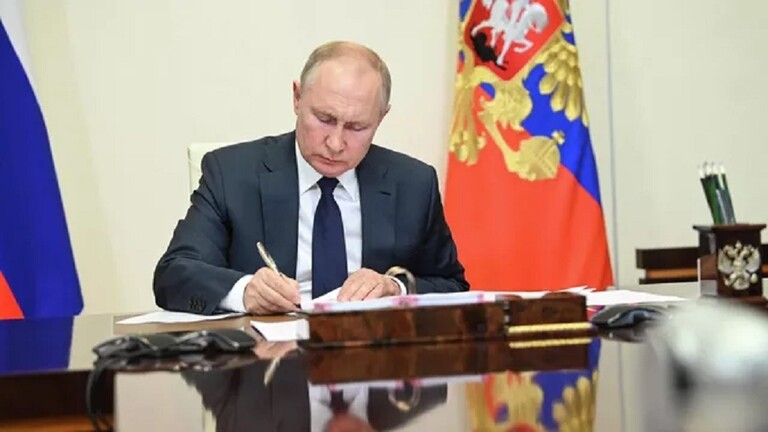 بوتين يوقع قانونا يحظر تغيير الجنس في روسيا 