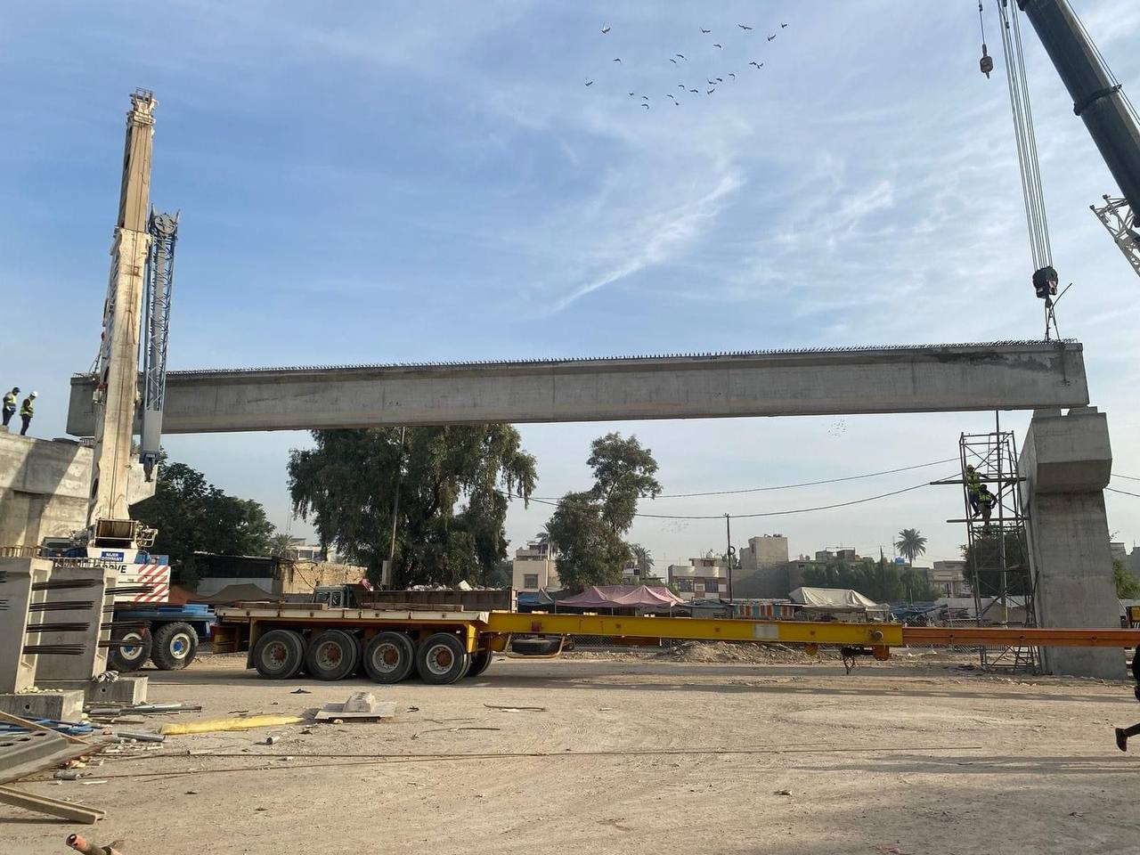نصب وتثبيت الروافد الكونكريتية  لمجسرات ساحة عدن و صنعاء ضمن مشاريع فك الاختناقات المرورية