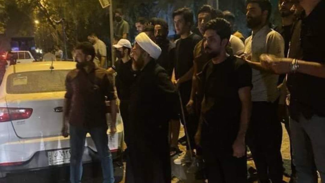 الصدريون يتظاهرون قرب مقر قناة البغدادية وهيئة الإعلام تغلقها 