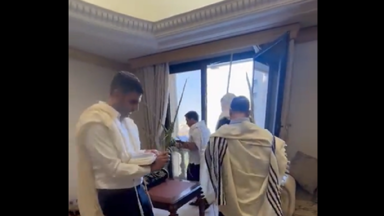 بالفيديو.. وزير الاتصالات الإسرائيلي يؤدي طقوسا تلمودية في الرياض 