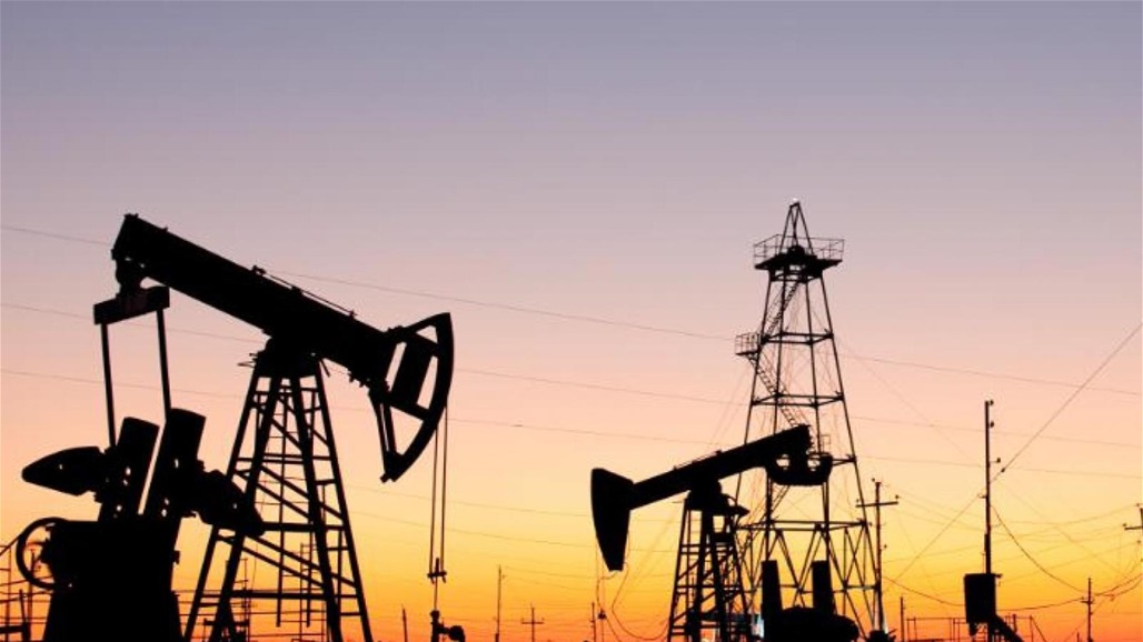 النفط ينخفض بعد تقرير أوبك والمخزونات الأمريكية تقدم الدعم 