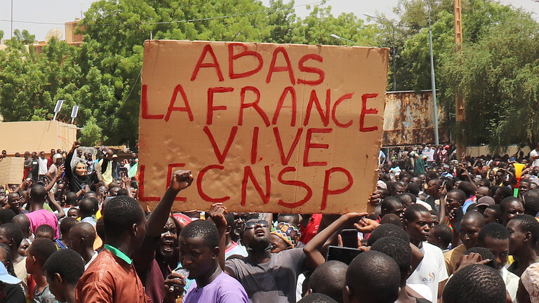 فرنسا تقرر إجلاء رعاياها من النيجر 