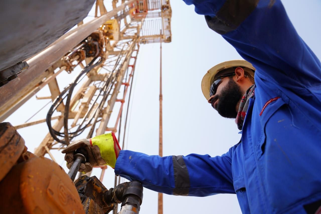وزارة النفط: إنجاز حفر بئر نفطية جديدة بعمق 3538 متراً في حقل الزبير النفطي 