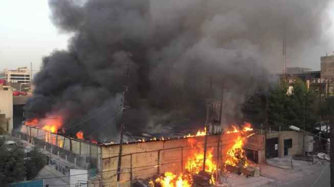 فرق الدفاع المدني تخمد حريقا اندلع بمجمع الكليات في باب المعظم ببغداد 