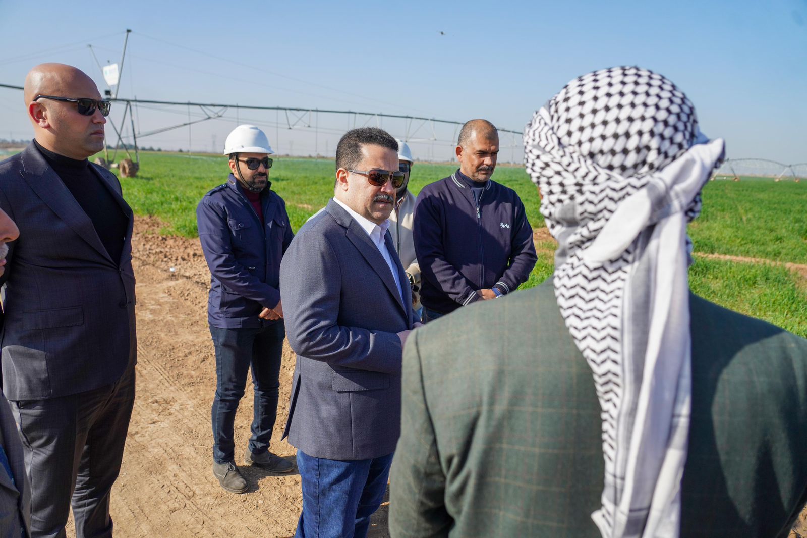 السوداني يزور أحد حقول زراعة الحنطة التي تعتمد على منظومات الرش الحديثة في بغداد 