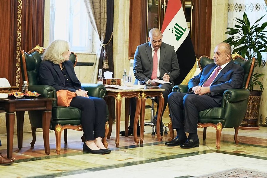 السفيرة الأمريكية لوزير الدفاع: نعمل على خلق حلولاً لمستقبل أفضل لجميع العراقيين 